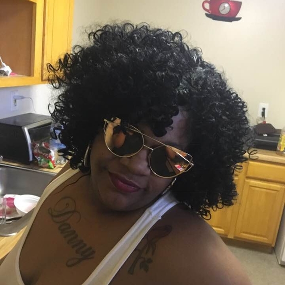 Poshmark profile picture for @employment